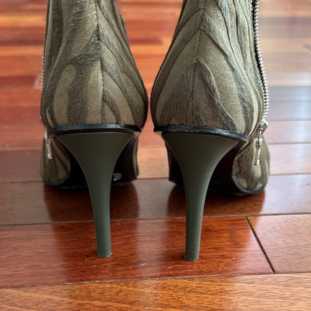 Chic Zebra-Patterned Ankle Booties - Picture 2 of 6